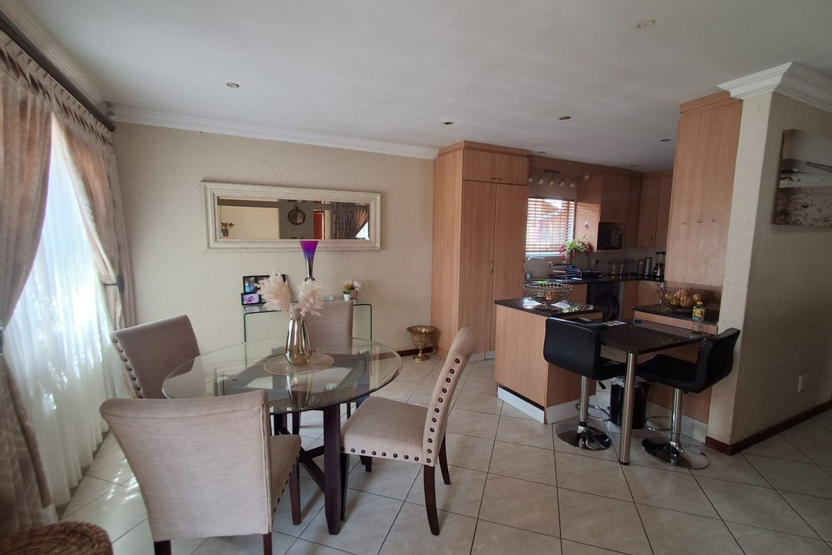 Charming 3-Bedroom Open-Plan Townhouse for Sale in Dunnottar - Photo 3