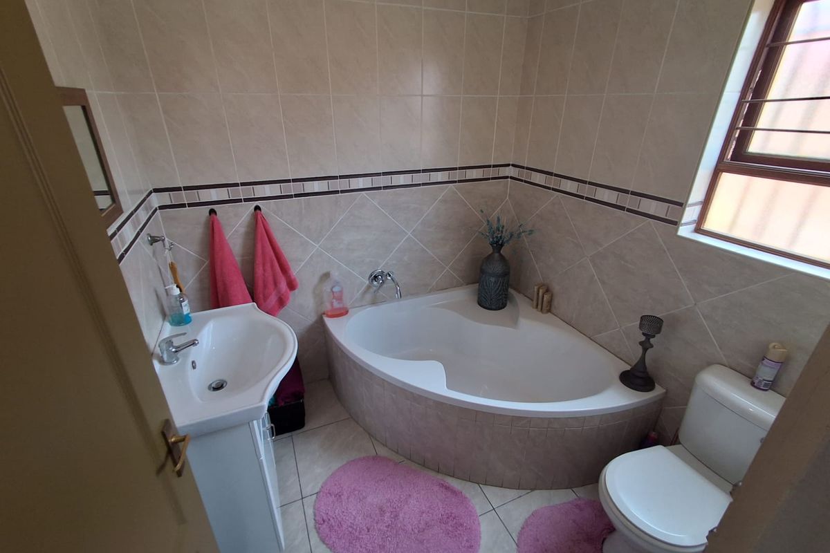Charming 3-Bedroom Open-Plan Townhouse for Sale in Dunnottar - Photo 5