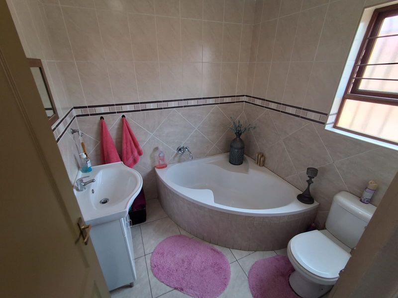 Charming 3-Bedroom Open-Plan Townhouse for Sale in Dunnottar - Photo 5