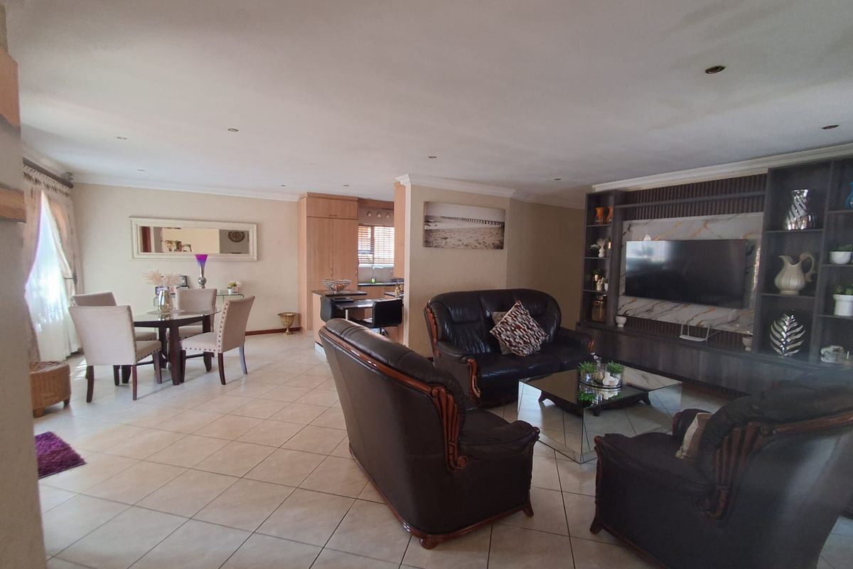 Charming 3-Bedroom Open-Plan Townhouse for Sale in Dunnottar - Photo 2