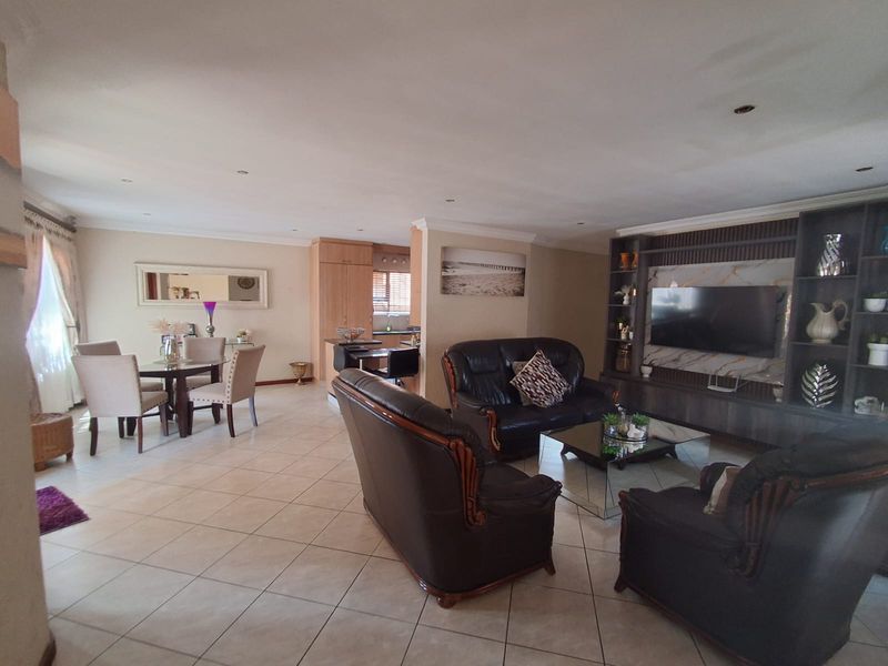 Charming 3-Bedroom Open-Plan Townhouse for Sale in Dunnottar - Photo 2