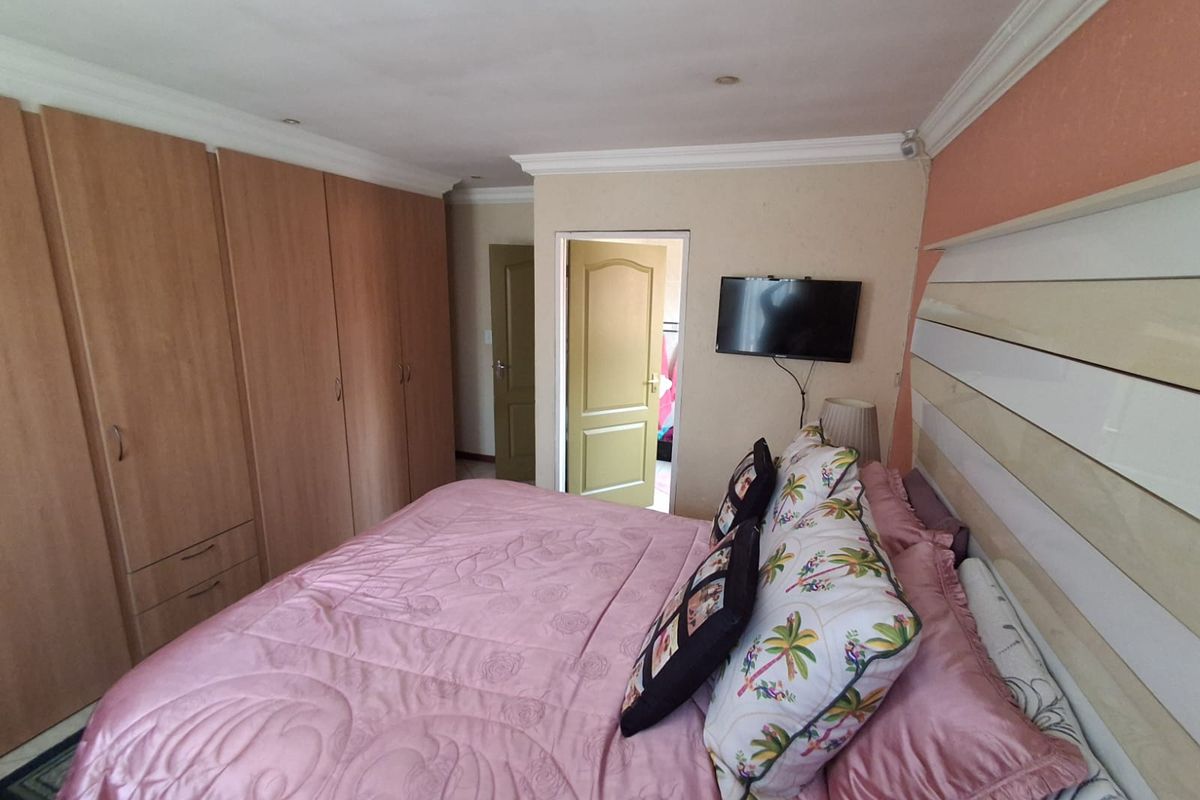 Charming 3-Bedroom Open-Plan Townhouse for Sale in Dunnottar - Photo 4