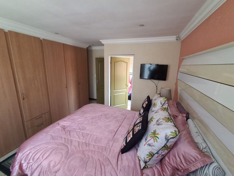 Charming 3-Bedroom Open-Plan Townhouse for Sale in Dunnottar - Photo 4