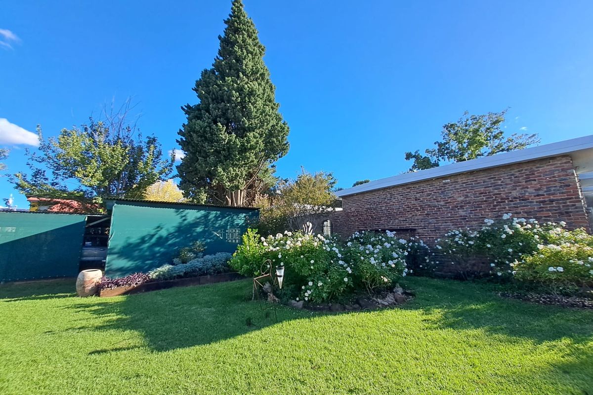 Tranquil Retreat with Garden Privacy & Timeless Charm - Photo 4