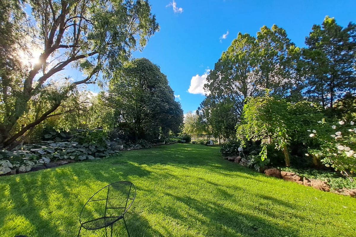 Tranquil Retreat with Garden Privacy & Timeless Charm - Photo 3