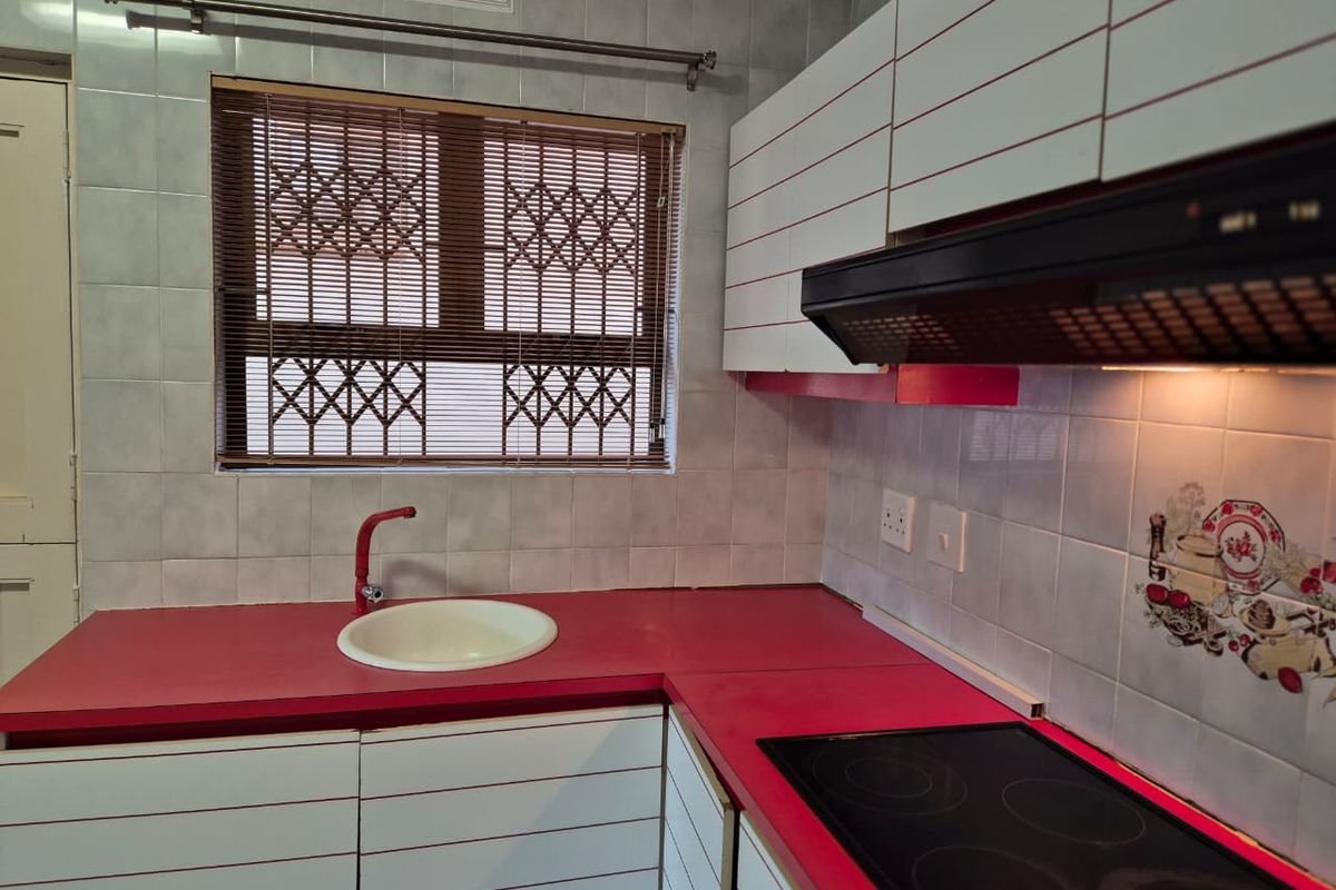 " Spacious 6 Bedroom Haven In Shallcross " - Photo 2