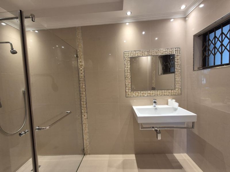 " Spacious 6 Bedroom Haven In Shallcross " - Photo 10