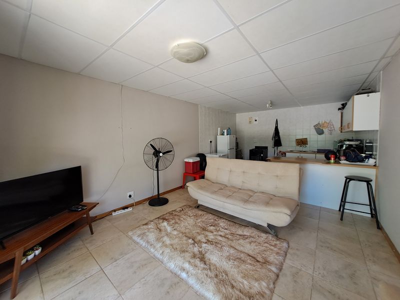 Modern Dual-Unit Residence with Spacious Yard - Photo 4