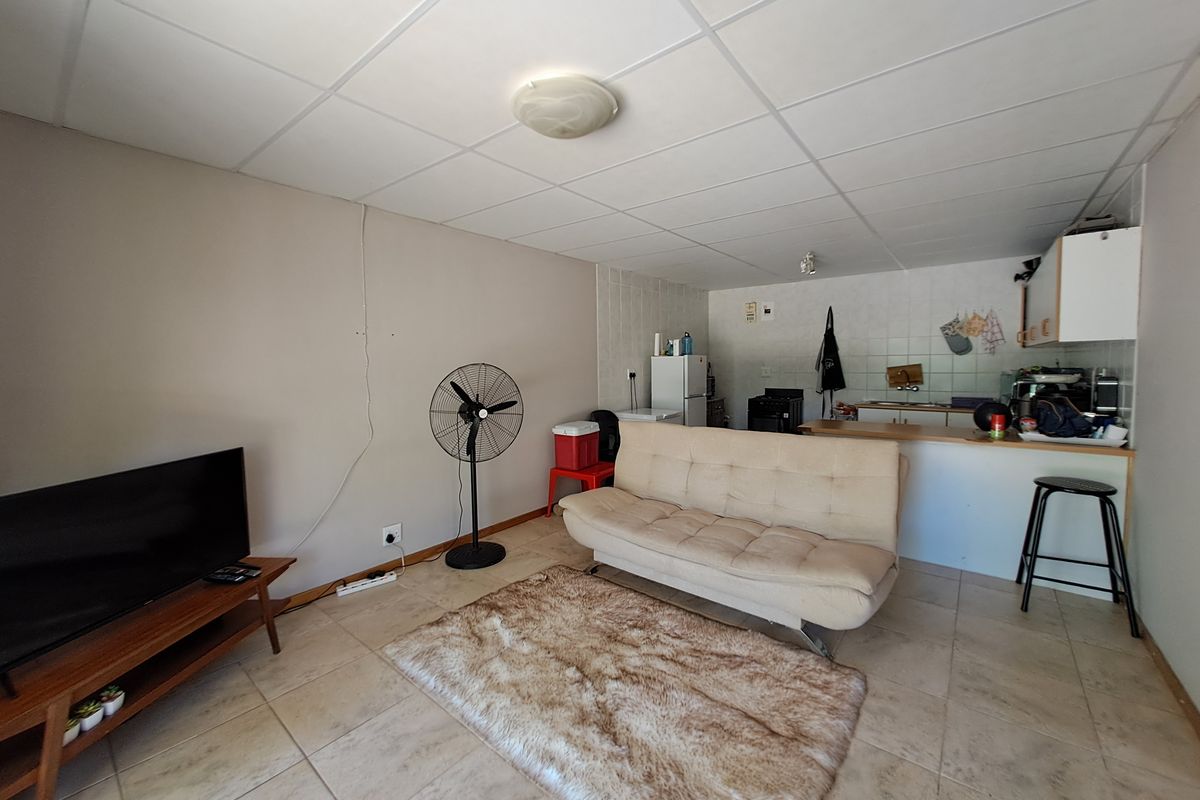 Modern Dual-Unit Residence with Spacious Yard - Photo 4