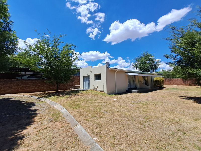 Modern Dual-Unit Residence with Spacious Yard - Photo 2