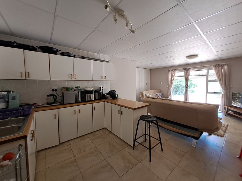 Modern Dual-Unit Residence with Spacious Yard - Photo 5