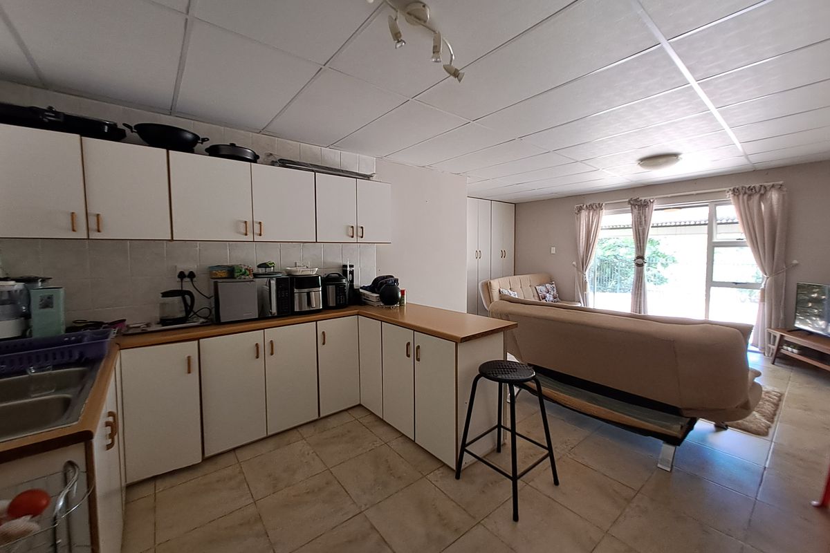 Modern Dual-Unit Residence with Spacious Yard - Photo 5