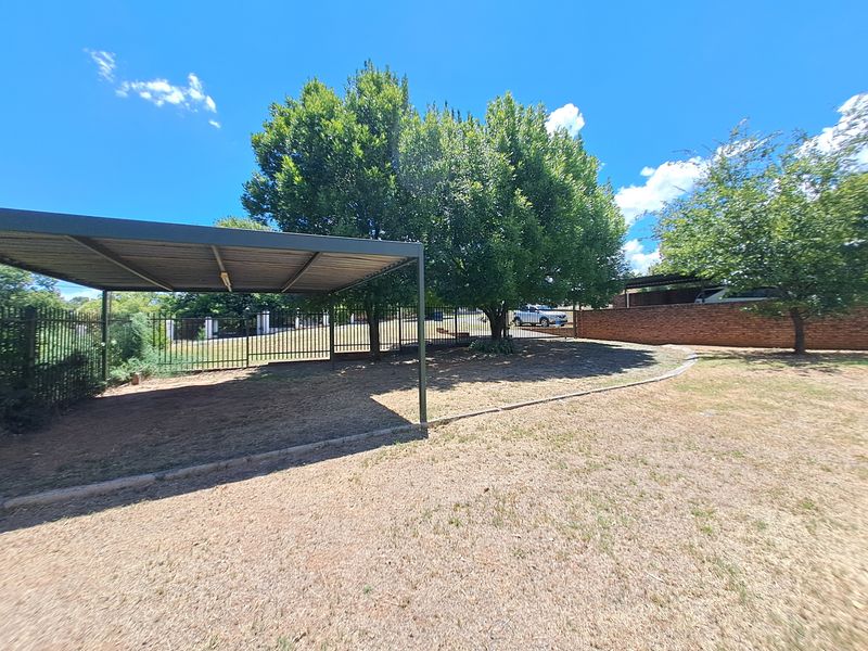 Modern Dual-Unit Residence with Spacious Yard - Photo 3