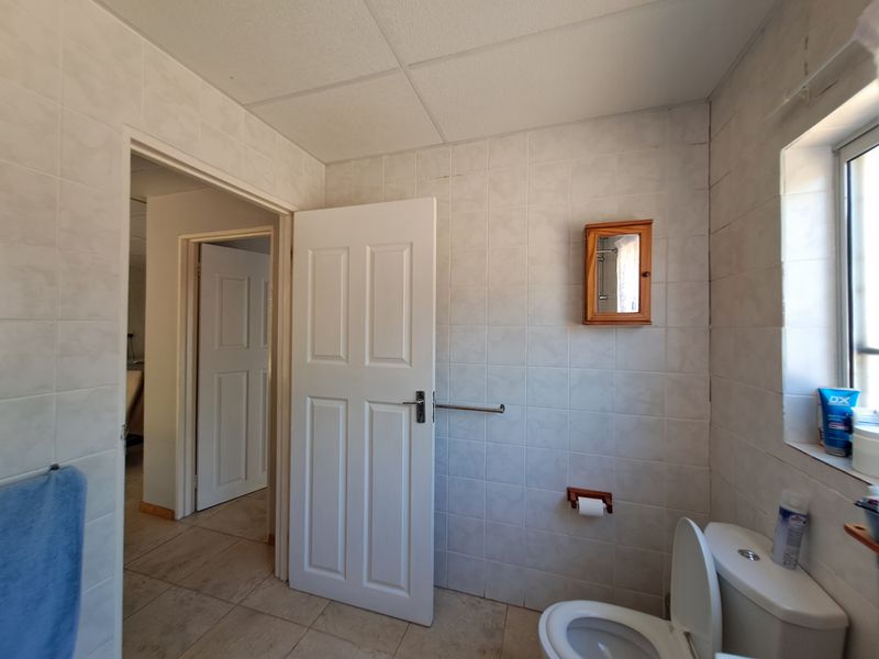 Modern Dual-Unit Residence with Spacious Yard - Photo 9