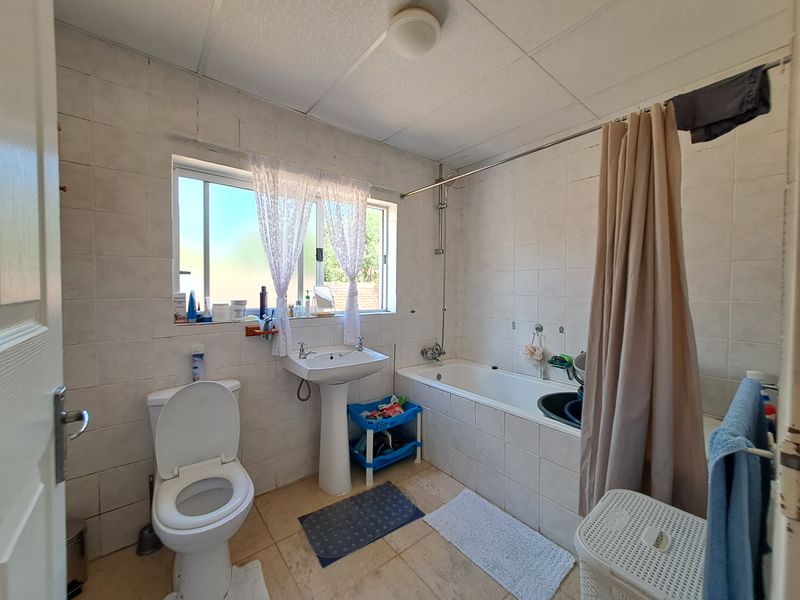 Modern Dual-Unit Residence with Spacious Yard - Photo 8