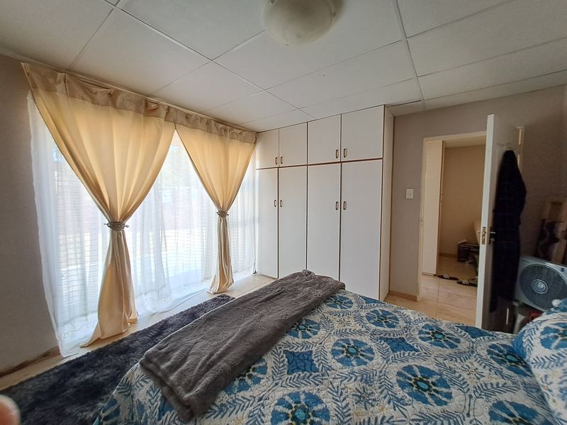 Modern Dual-Unit Residence with Spacious Yard - Photo 7