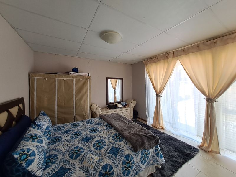 Modern Dual-Unit Residence with Spacious Yard - Photo 6