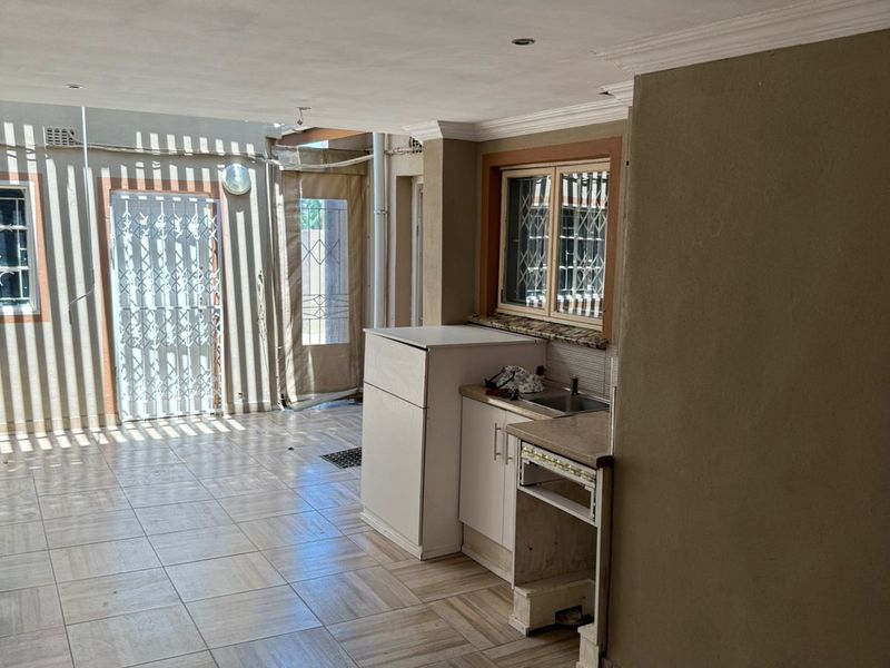 Ideal cosmo family home perfectly positioned and much sought after - Photo 3