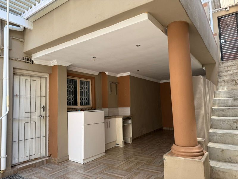 Ideal cosmo family home perfectly positioned and much sought after - Photo 1