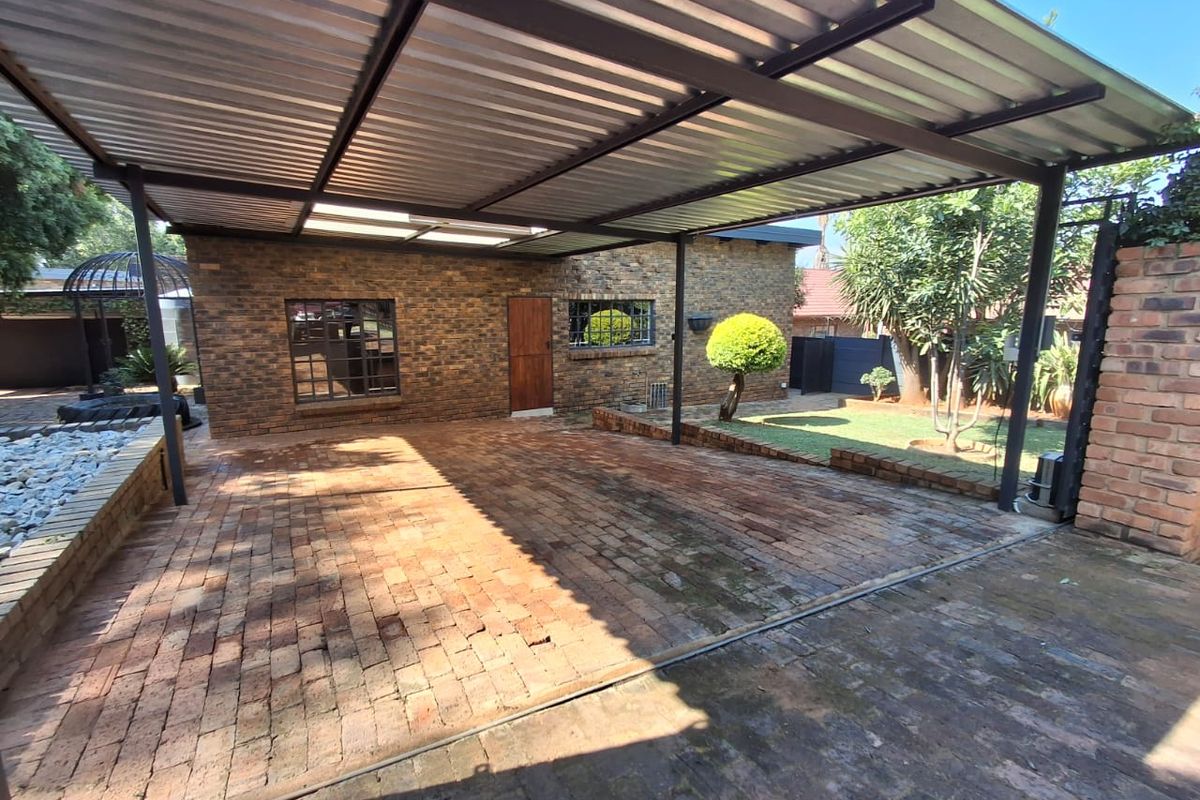 3-Bedroom Townhouse with Garden & Excellent Parking in Ninapark - Photo 2