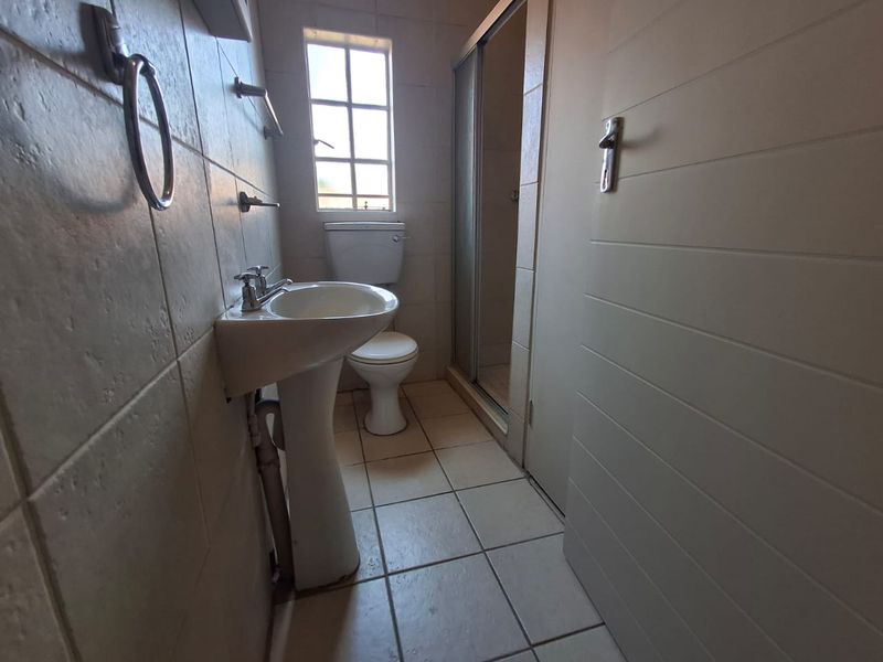 3-Bedroom Townhouse with Garden & Excellent Parking in Ninapark - Photo 10