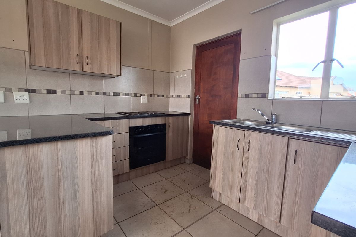 Spacious Family Living with Comfort and Security - Photo 4