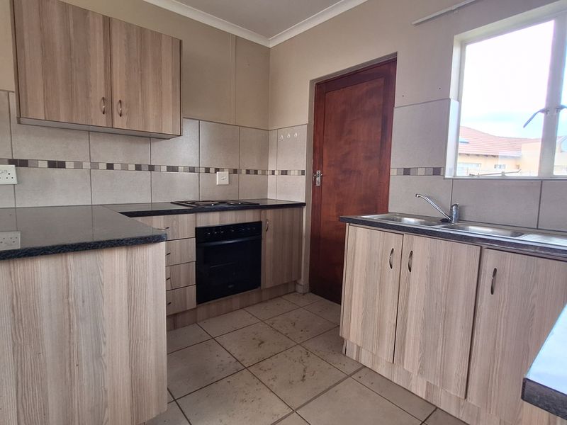 Spacious Family Living with Comfort and Security - Photo 4