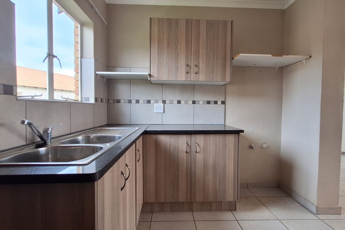 Spacious Family Living with Comfort and Security - Photo 5