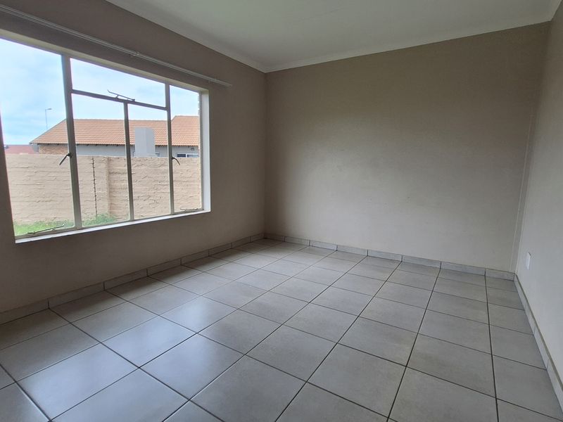 Spacious Family Living with Comfort and Security - Photo 9