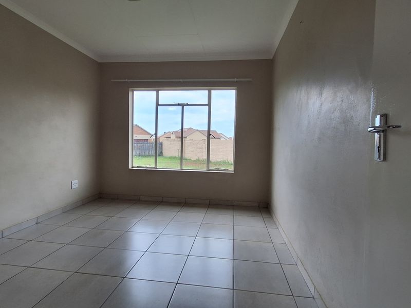 Spacious Family Living with Comfort and Security - Photo 7