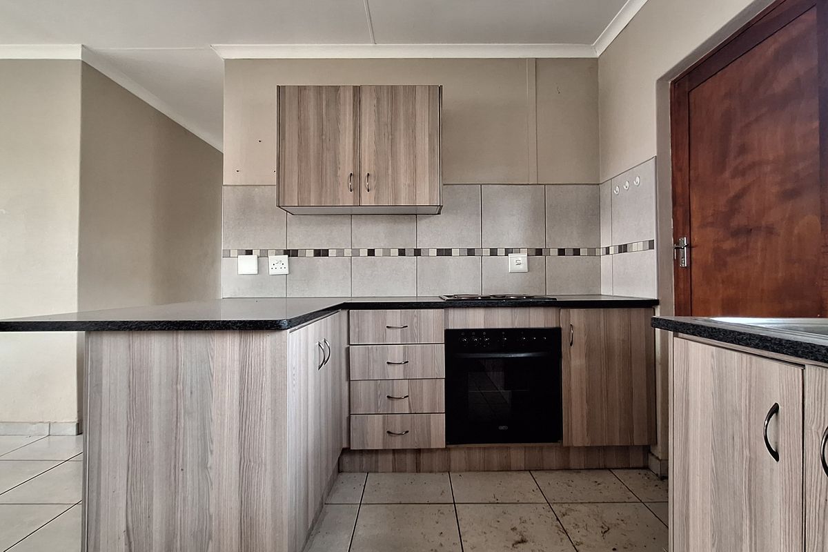 Spacious Family Living with Comfort and Security - Photo 3