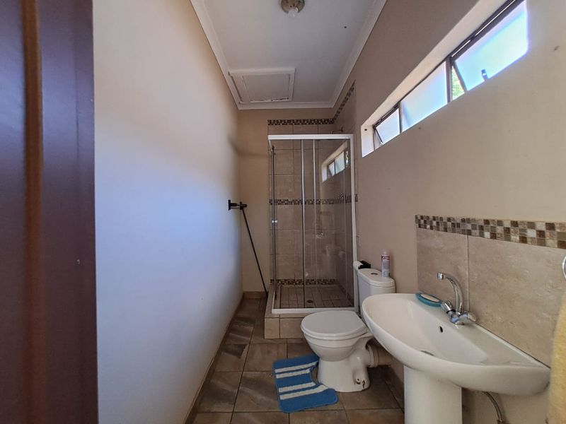 Modern Comfort Meets Spacious Living in Aliwal North - Photo 8