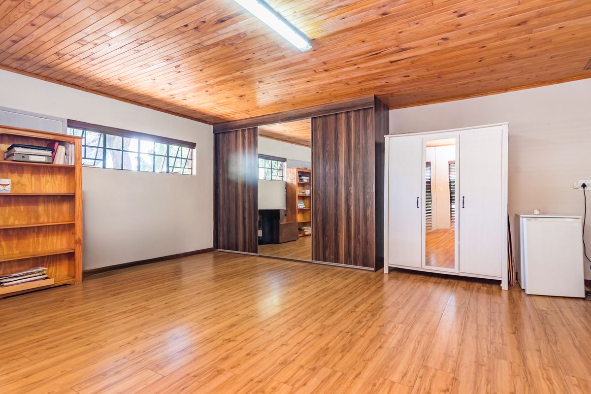 Charming 3-bedroom house for sale in Allen's Nek, Roodepoort—Perfect For Families Seeking Comfort! - Photo 5