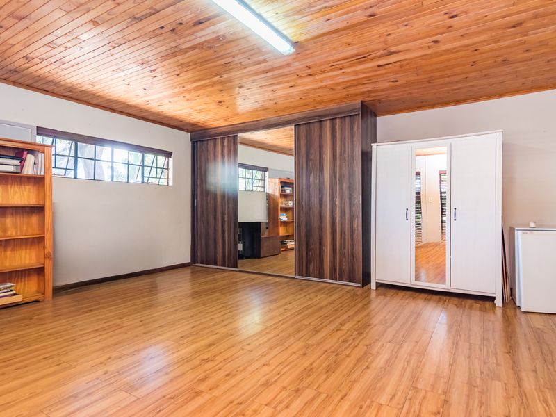 Charming 3-bedroom house for sale in Allen's Nek, Roodepoort—Perfect For Families Seeking Comfort! - Photo 5