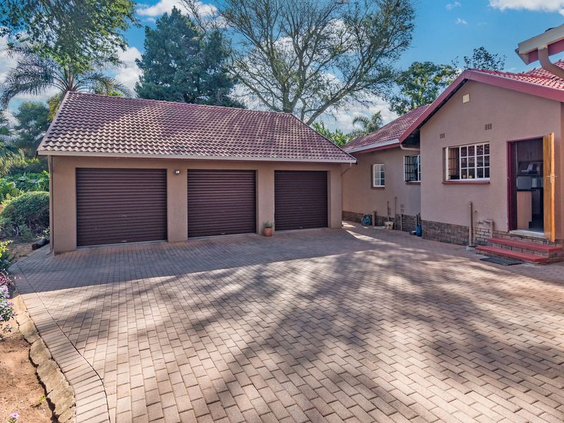 Charming 3-bedroom house for sale in Allen's Nek, Roodepoort—Perfect For Families Seeking Comfort! - Photo 2