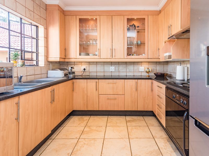 Charming 3-bedroom house for sale in Allen's Nek, Roodepoort—Perfect For Families Seeking Comfort! - Photo 10