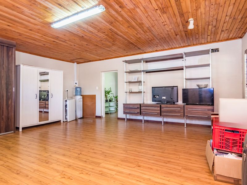 Charming 3-bedroom house for sale in Allen's Nek, Roodepoort—Perfect For Families Seeking Comfort! - Photo 6