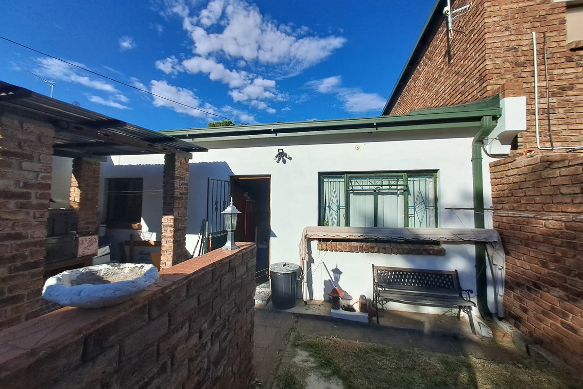 Versatile Multi-Unit Living with Investment Potential - Photo 4