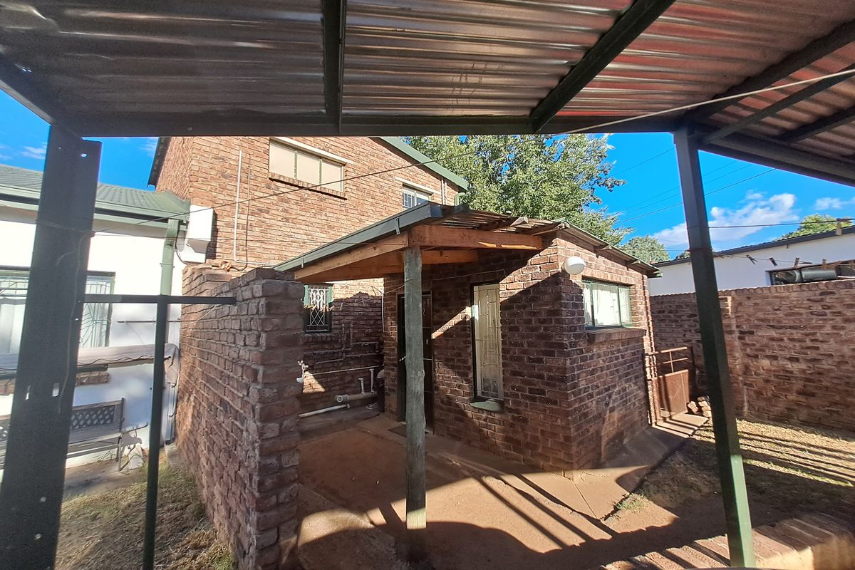 Versatile Multi-Unit Living with Investment Potential - Photo 5