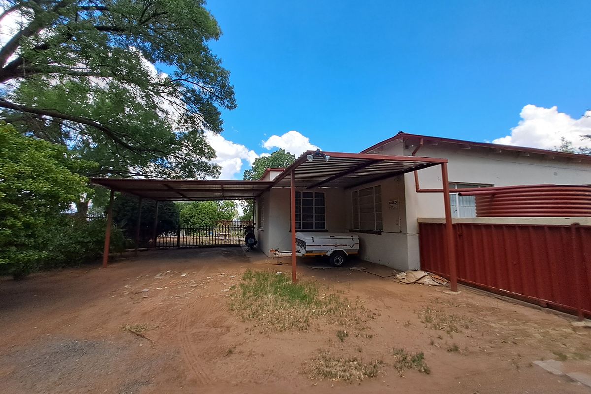 Spacious Home with Income-Generating Flats and Secure Parking - Photo 2