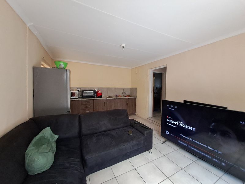 Spacious Home with Income-Generating Flats and Secure Parking - Photo 10