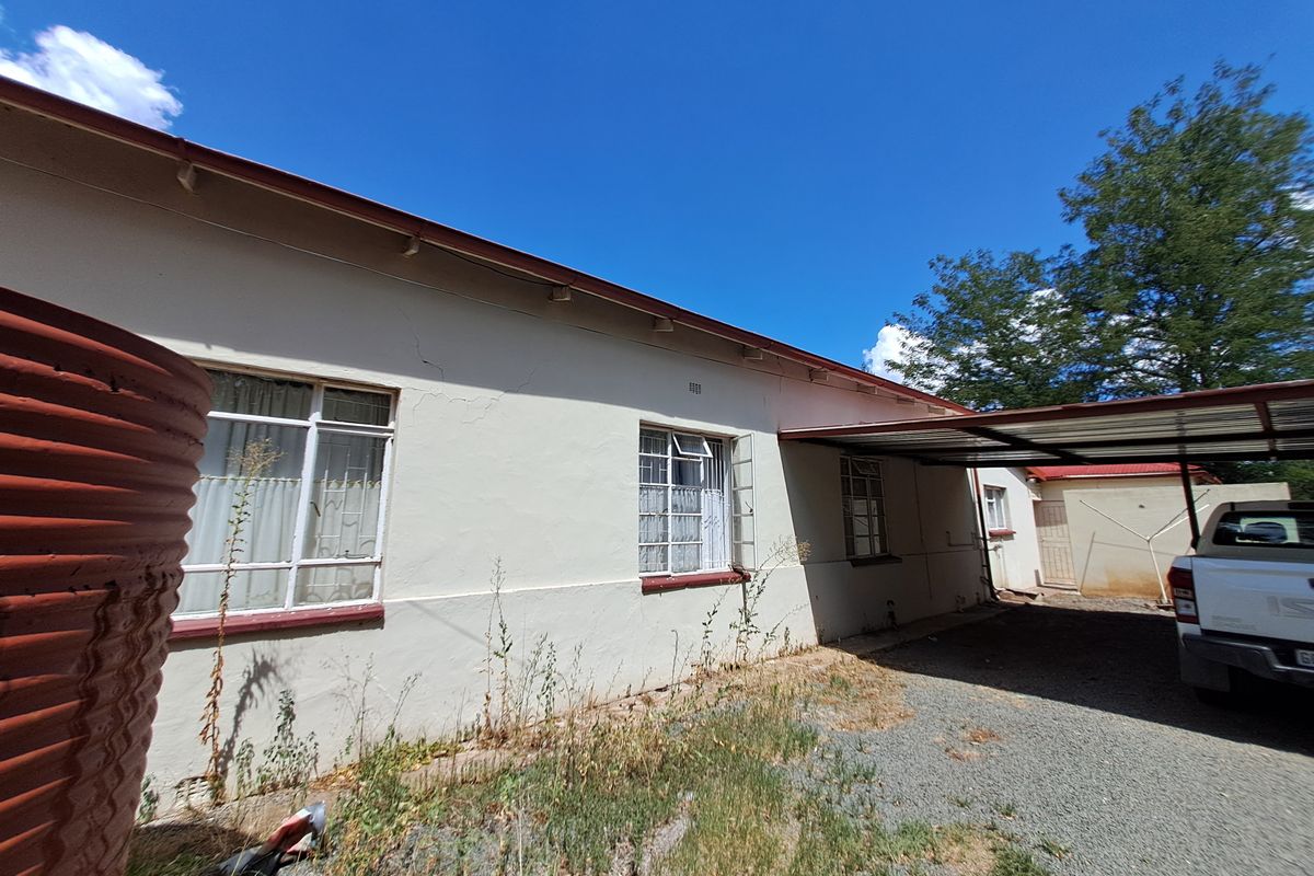 Spacious Home with Income-Generating Flats and Secure Parking - Photo 5