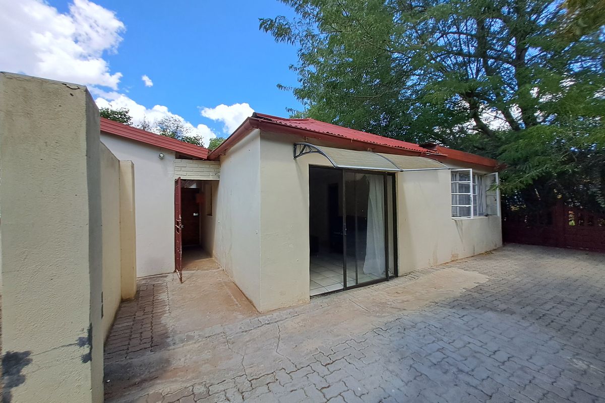 Spacious Home with Income-Generating Flats and Secure Parking - Photo 4