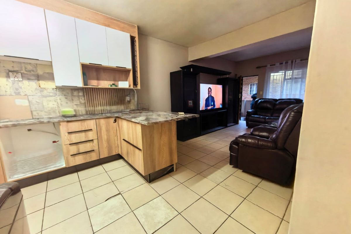 Stunning 3-bedroom apartment in Rustenburg Central, perfect for modern living and convenient access - Photo 3