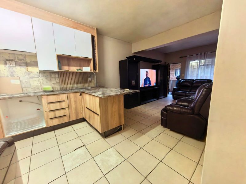 Stunning 3-bedroom apartment in Rustenburg Central, perfect for modern living and convenient access - Photo 3
