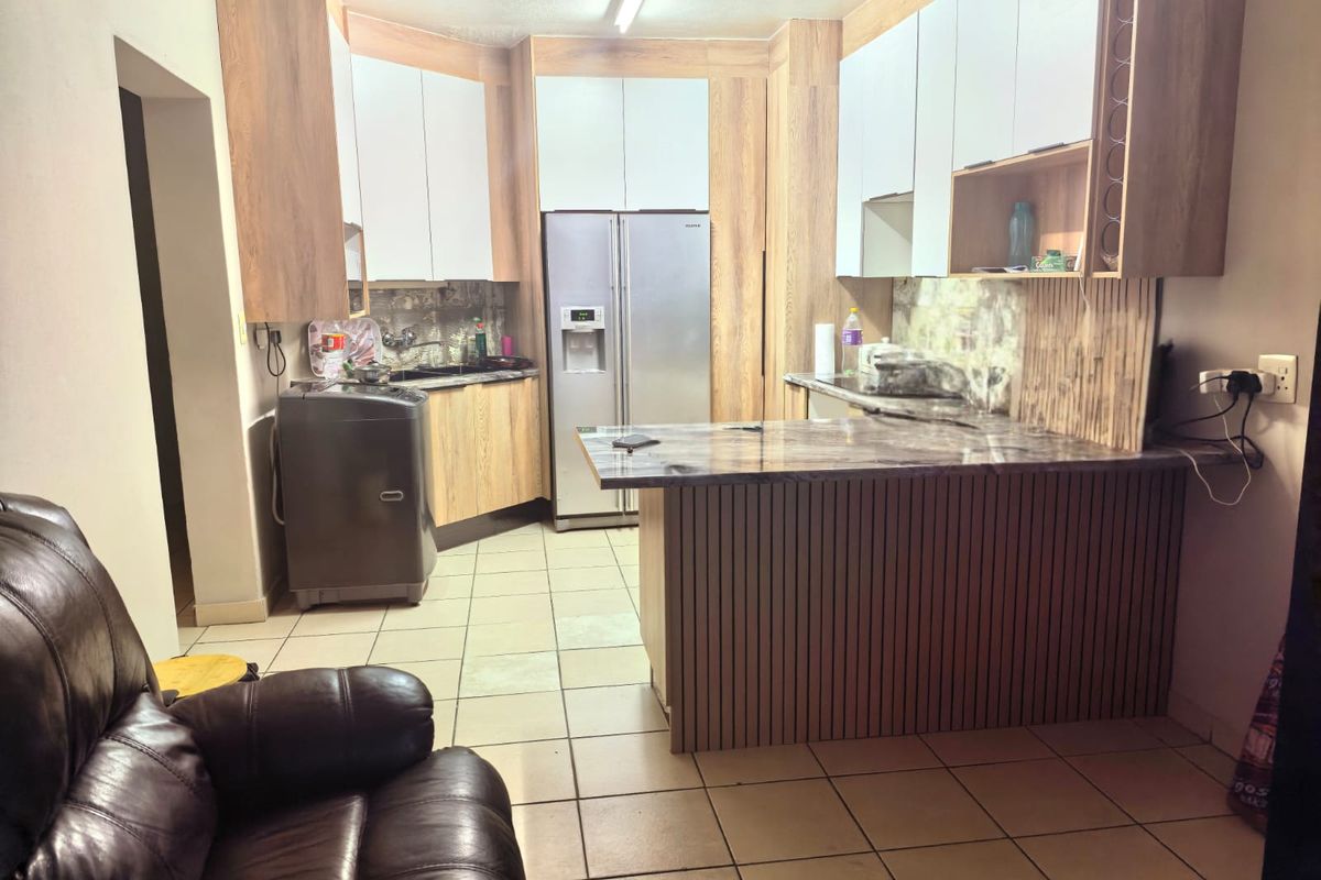 Stunning 3-bedroom apartment in Rustenburg Central, perfect for modern living and convenient access - Photo 2