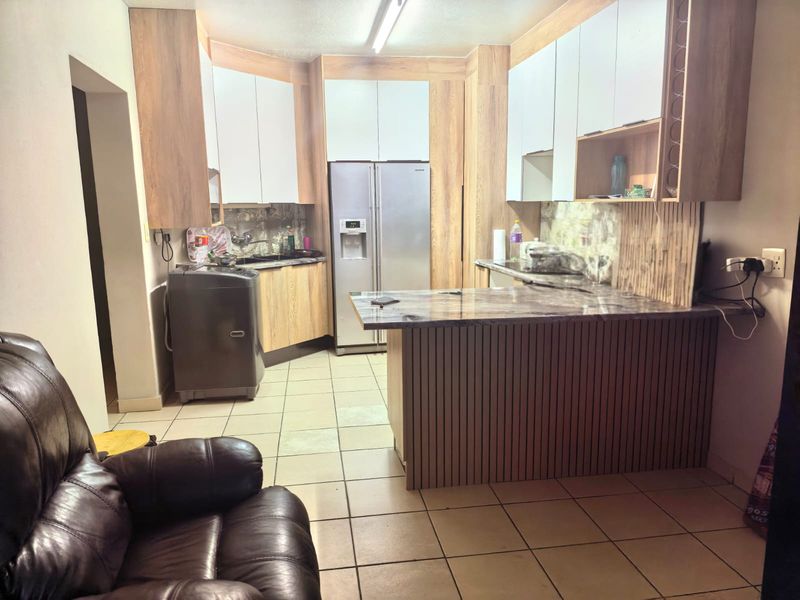 Stunning 3-bedroom apartment in Rustenburg Central, perfect for modern living and convenient access - Photo 2