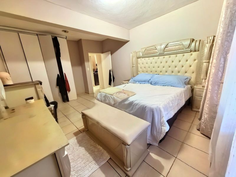 Stunning 3-bedroom apartment in Rustenburg Central, perfect for modern living and convenient access - Photo 8