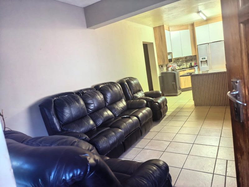 Stunning 3-bedroom apartment in Rustenburg Central, perfect for modern living and convenient access - Photo 6