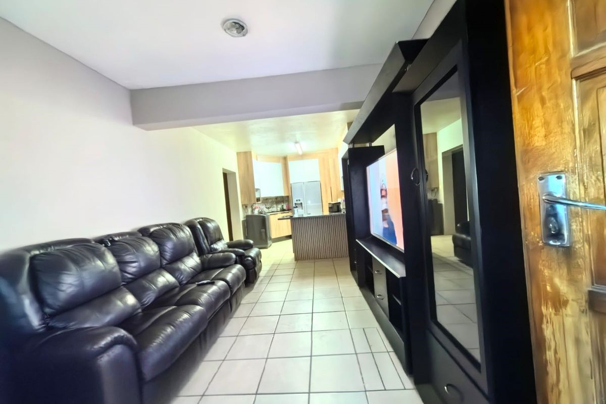 Stunning 3-bedroom apartment in Rustenburg Central, perfect for modern living and convenient access - Photo 5